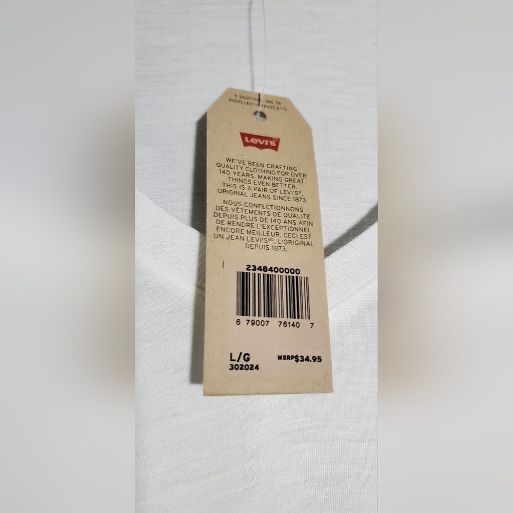 NWT Medium & Large Levi's Women's White V-Neck T-Shirt Relaxed Fit - Picture 7 of 16